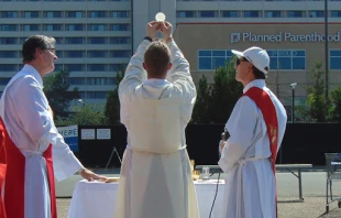 A Mass is said outside the Planned Parenthood clinic in Denver, Colo., Aug. 14, 2021 Credit: Tom Uebbing/CNA.